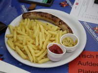 MG 6038 Bratwurst mit Pommes-Frittes, Ketchup und Senf